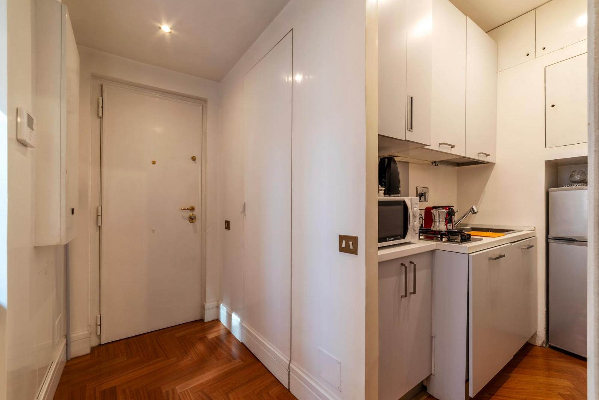 Apartment Frezza 39b - Fromehometorome Rome